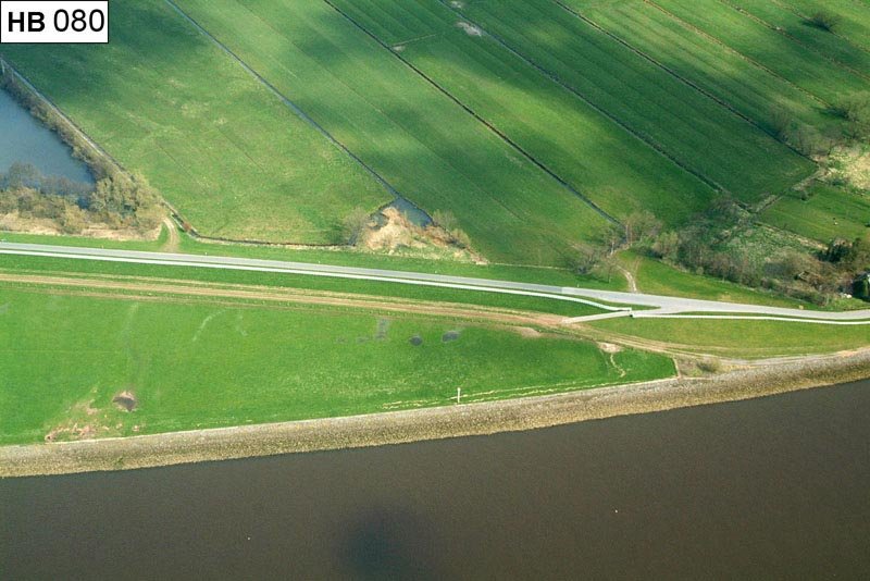 Luftbild: Uferbereich des Werderlandes, zu erkennen ist die Niederbürener Landstraße, an die sich binnenwärts Grünland anschließt. Links im Bild sind Teiche zu erkennen.