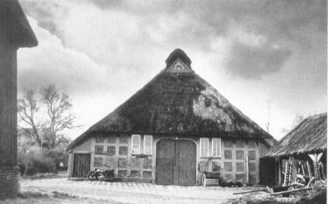 Das Haus von der Feldseite gesehen.