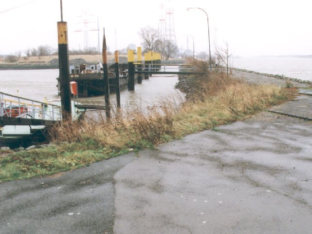 Hafenbecken des WSA Mittelsbüren, das mit einer Mole (Schüttsteindeckwerk) von der Weser getrennt ist.