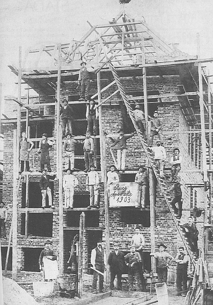 Bau der "Burg Apotheke" um 1903 auf dem ehemaligen Grundstück der Dressel'schen Schmiede.