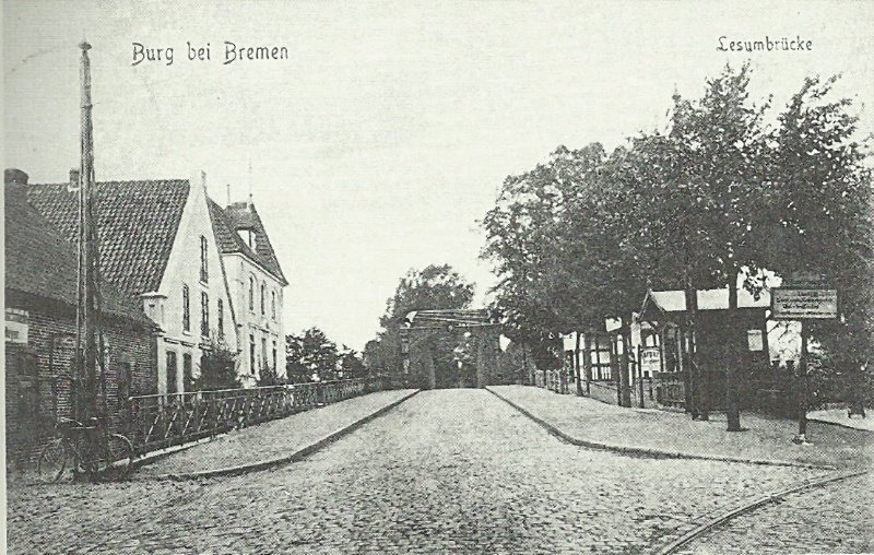 Die Burger Chaussee führt im Hintergrund auf die 1892/93 gebaute und 1945 von deutschen Truppen gesprengte Lesumbrücke. Rechts befand sich seit 1903 die Endstation der Strassenbahnlinie 8. Zugleich bog hier die Strasse nach Grambkermoor ab. Die Burger Heerstrasse hat heute trotz der Entlastung durch die Autobahn immer noch starken Verkehr.