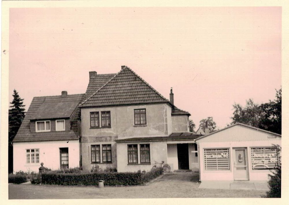Die Häuser "An Smidts Park" Nr.15 (Knop) , Nr.13 (Brüggemann) und der Gemüseladen Harting (nach dem Umbau) - Die Familien Brüggemann & Harting wohnten zuerst in dem kleinen Haus links des Gemüseladens. Erst später wurde vom Vater Werner Brüggemanns der größere Anbau in Eigenleistnung angebaut./ © Foto: Werner Brüggemann