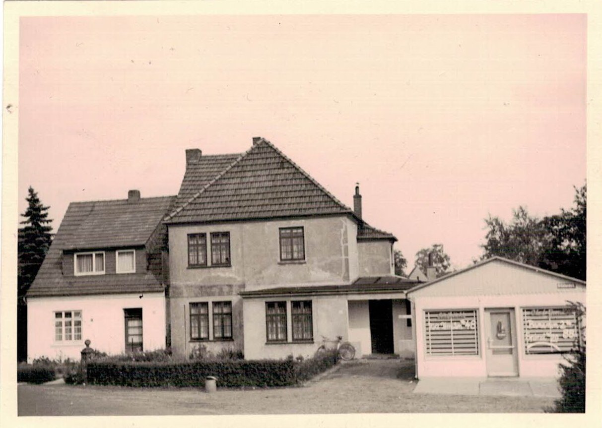 Die Häuser "An Smidts Park" Nr.15 (Knop) , Nr.13 (Brüggemann) und der Gemüseladen Harting (nach dem Umbau) - Die Familien Brüggemann & Harting wohnten zuerst in dem kleinen Haus links des Gemüseladens. Erst später wurde vom Vater Werner Brüggemanns der größere Anbau in Eigenleistnung angebaut./ © Foto: Werner Brüggemann