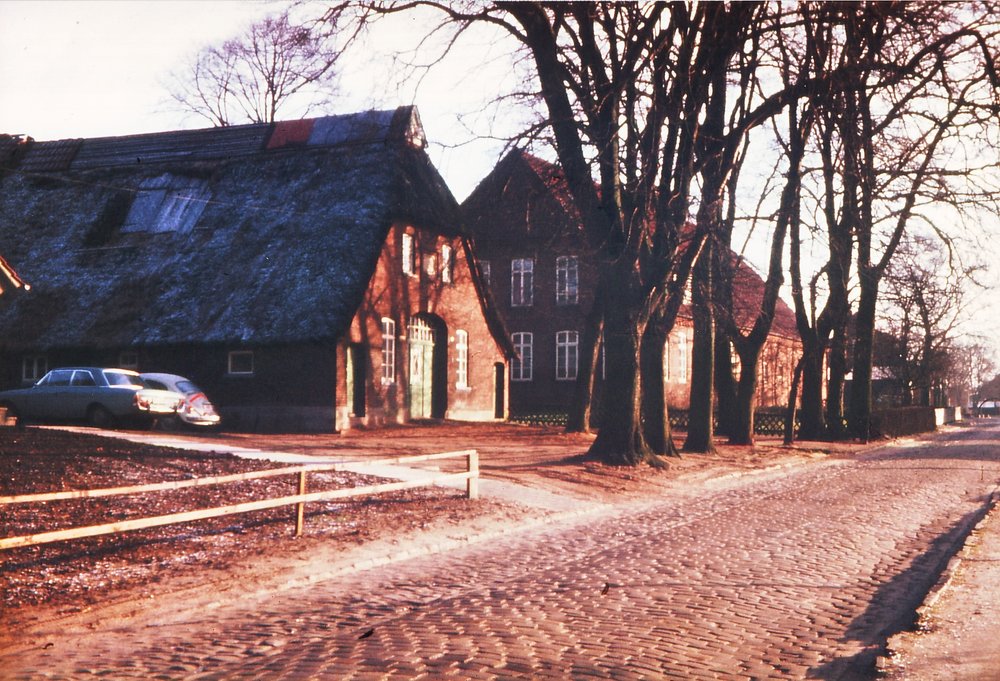 Das Bild wird wohl die Grambkermoorer Landstr. in höhe der Wollaher Str. zeigen. Der rechte Hof könnte der Hof Schmidt sein, der linke Hof ist mir unbekannt, das Datum ebenfalls. Wer kann helfen??