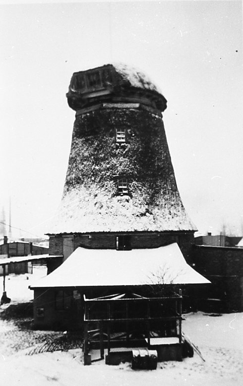 Die Mühle von Schnee bedeckt, die ganze Umgebung in weiß