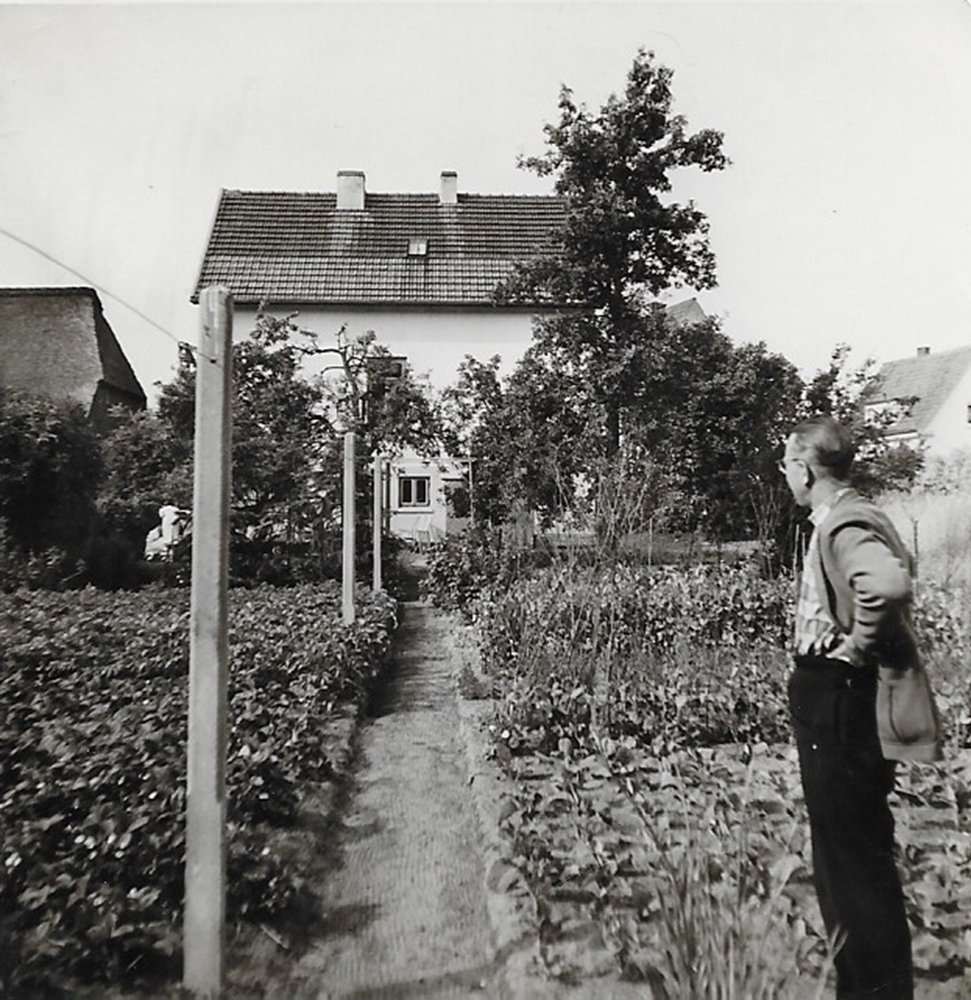 Ca. 1965 / Im Garten steht der Vater von Bernhard Meier, Hinrich Meier / © Foto: Bernhard Meier