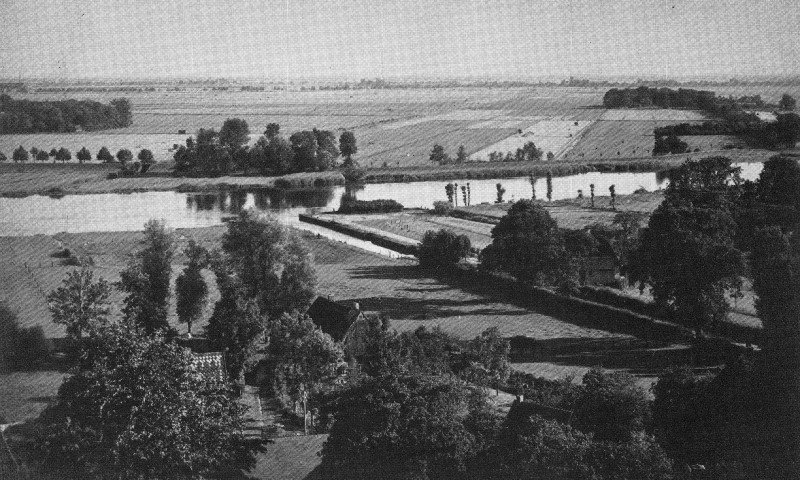 Blick vom Lesumer Kirchturm zur Lesum und zum Hafen. Im Hintergrund die Felder des Gutes "Große Dunge". Aufnahme aus dem Jahre 1912.