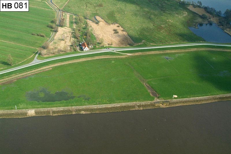 Luftbild: Uferbereich des Werderlandes, zu erkennen ist die Niederbürener Landstraße, an die sich binnenwärts Grünland anschließt. Rechts im Bild ist eine Teichanlage zu erkennen.