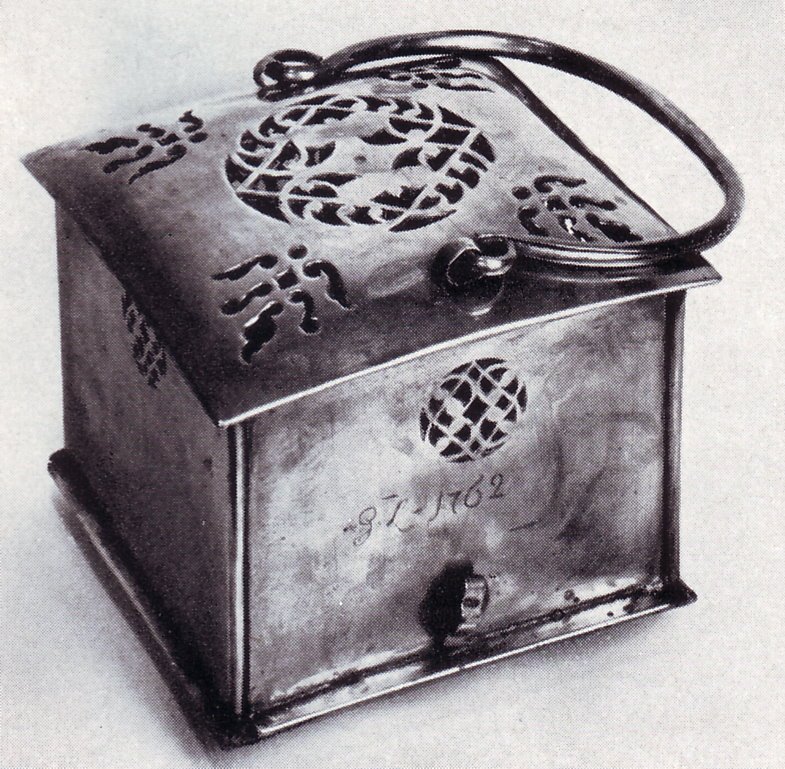 "Füerkieke" (Fußwärmer) von 1712 aus dem Hause Niederbüren 8 & "Füerkieke" (Fußwärmer) von 1762 aus Mittelsbüren 21 Mittels- & Niederbüren