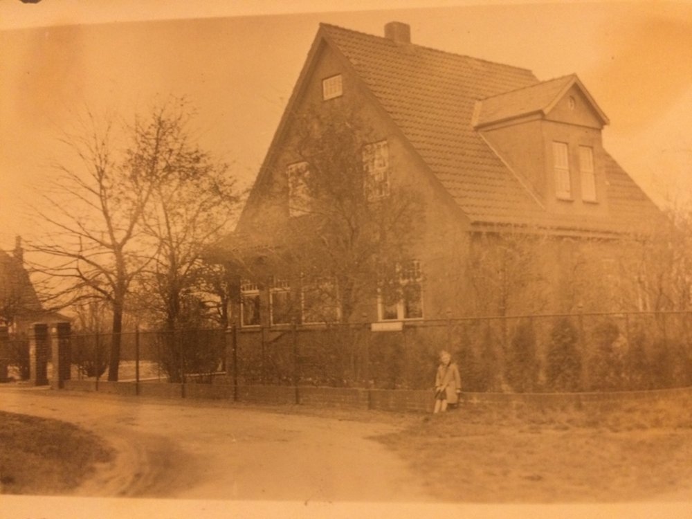 Hs. 20 / Erbaut 1913 von Hinrich Gieschen / Henriette & Wilhelm Knoke / ca 1920 / Nach dem Straßenschild am Zaun des Grundstücks heißt die Straße hier noch "Hinter der Kirche / Foto: R. Lappe