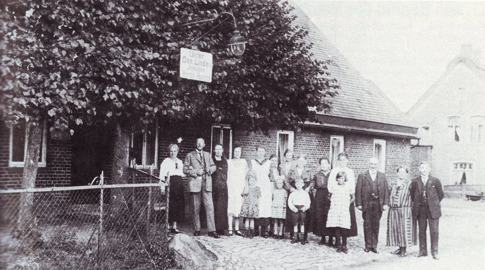 Familie Haesloop vor ihrer Gaststätte zu Anfang der zwanziger Jahre
