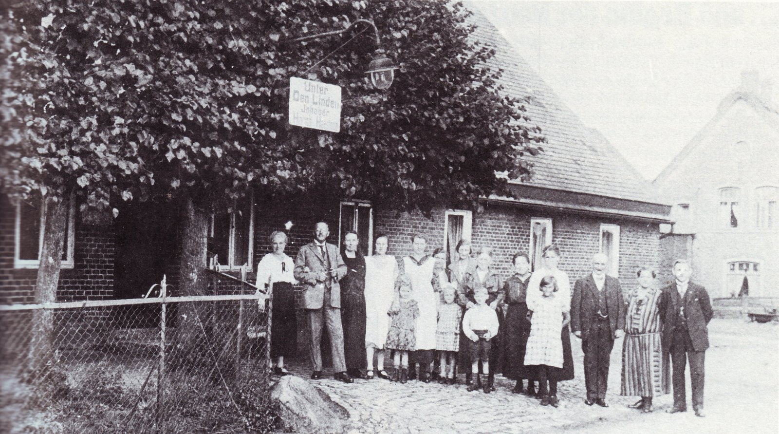 Familie Haesloop vor ihrer Gaststätte zu Anfang der zwanziger Jahre