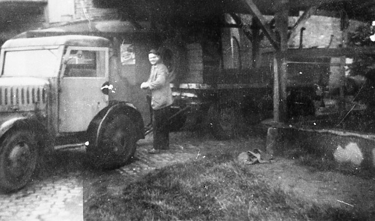 Müller Hinrichs zwischen Zugmaschine und Hänger