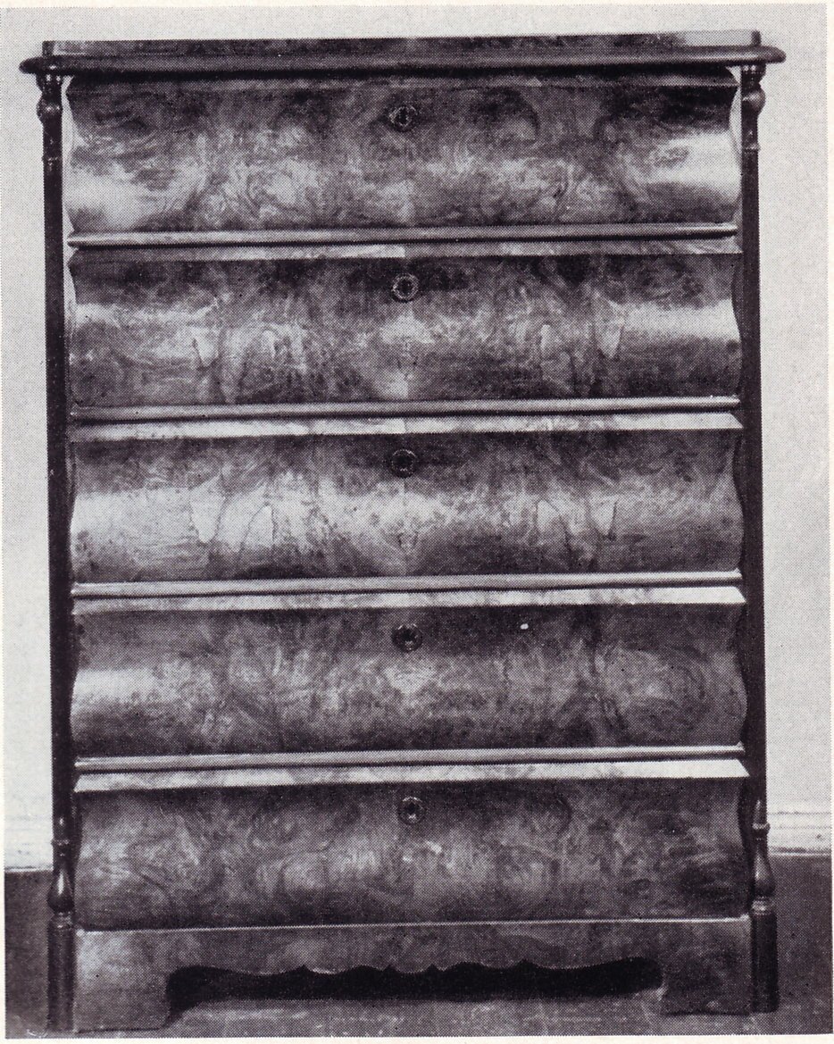 Schrankkommode mit 5 Schubladen, um 1850 von poliertem Nußholz,aus dem Bauernhause Niederbüren 3 Mittelsbüren 13