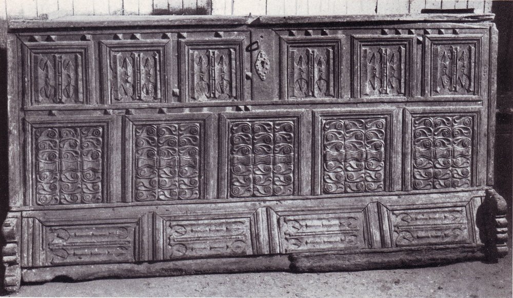 Truhe mit geschupptem Faltwerk, erste Hälfte 16. Jh.,aus dem Hause Mittelsbüren 3