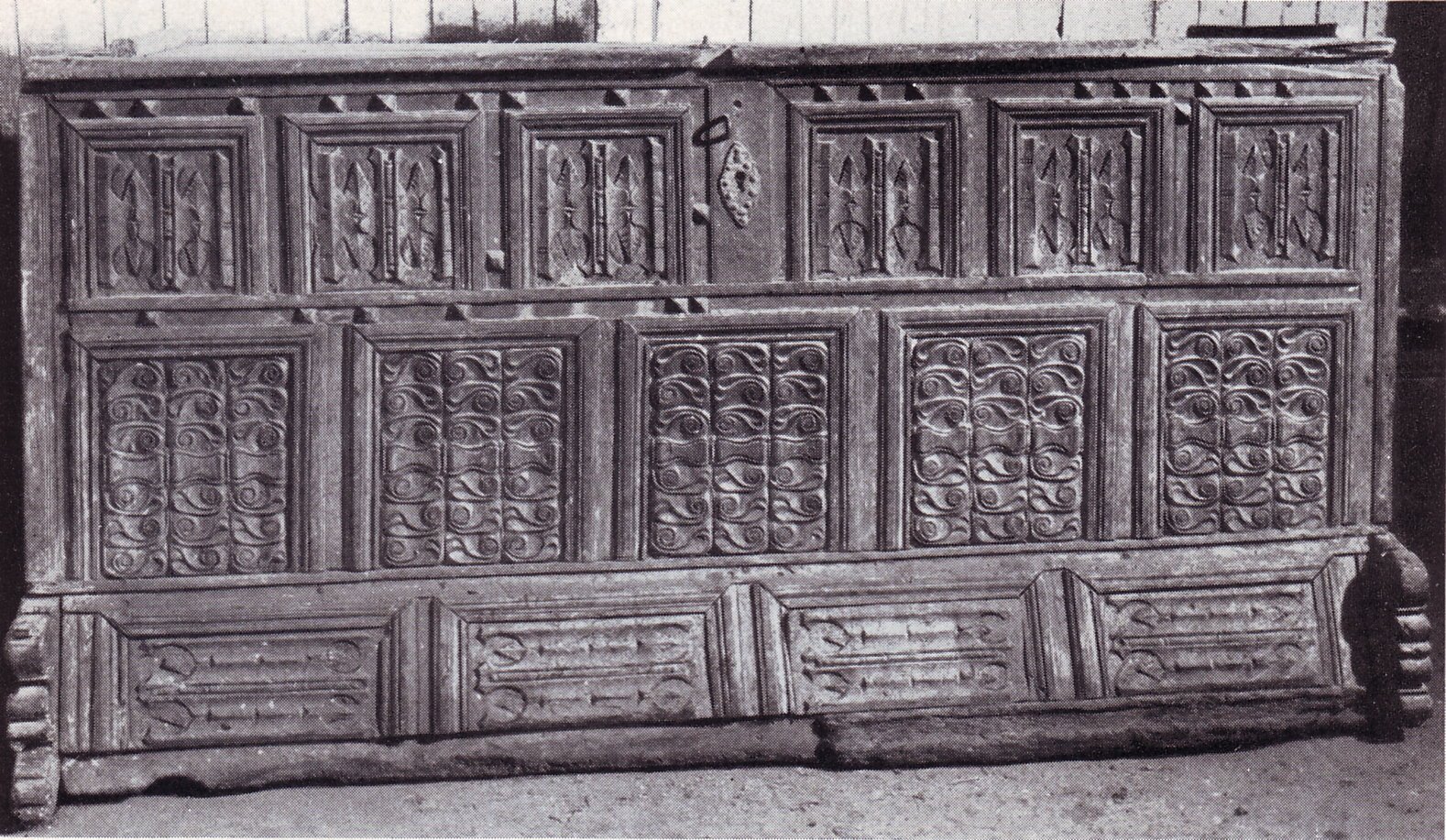 Truhe mit geschupptem Faltwerk, erste Hälfte 16. Jh.,aus dem Hause Mittelsbüren 3