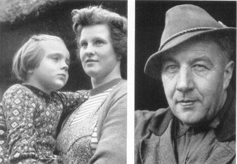 Luise Margarete Haake, geb. Boerner, mit Tochter Gisela und der Bauer Albert Haake genannt "der Lüttje Albert".