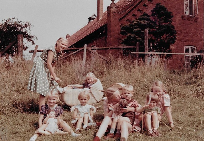 Bürener Kinder am Deich bei Hof Stahmer / © Foto: Bernhard Meier