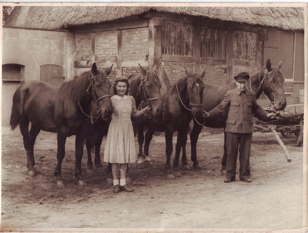 ca. 1946 Marga Rutenberg geb. Schmidt mit Vater Georg Schmidt