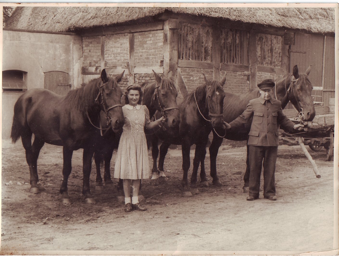 ca. 1946 Marga Rutenberg geb. Schmidt mit Vater Georg Schmidt