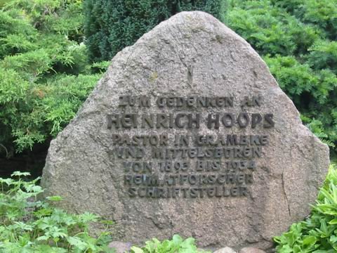 Gedenkstein an Pastor Heinrich Hoops hinter der Grambker Kirche