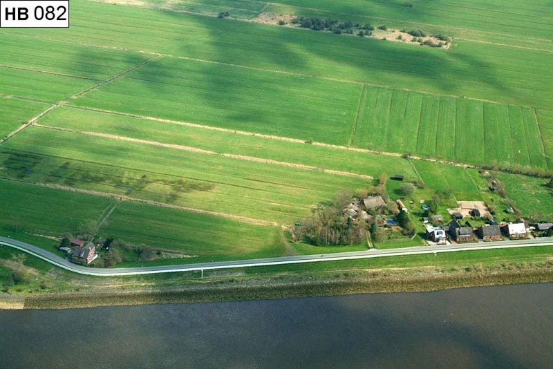 Luftbild: Uferbereich des Werderlandes, zu erkennen ist die Niederbürener Landstraße, an die sich binnenwärts Grünland anschließt.