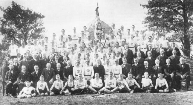 Der Turnverein Grambke vor dem Findling am Föhrenbrok im Jahre 1921. Als Ehrenmal erinnert er an die Toten des Ersten Weltkrieges.
