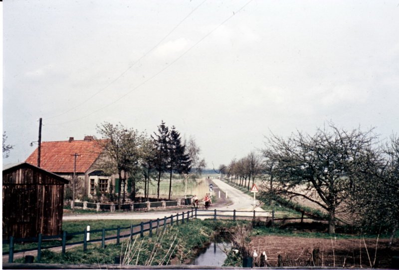 Das Haus Martin Haake links im Hintergrund. Ganz links im Vordergrund ist noch etwas vom Mittelsbürener Spritzenhaus zu sehen. / © Foto: Bernhard Meier
