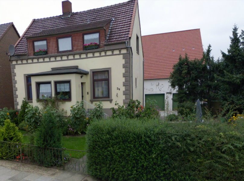 Das ehemalige Wohnhaus zum Hof Mattfeldt , im Hintergrund die Stallungen