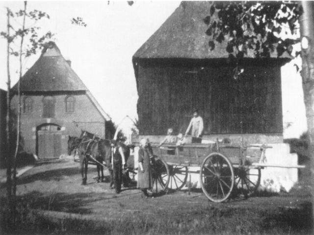 Der Hof von Westermeyer, Lesumbroker Landstraße 111. Die bei dem letzten Dunger Haus als Toreingang hochragenden Walfischkiefer erinnern an die kühnen Fahrten der Walfänger von der hier stammenden Familie Westermeyer.