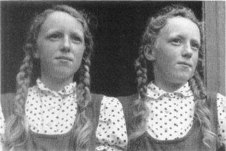 Die Zwillinge Karin und Ursel Hagens