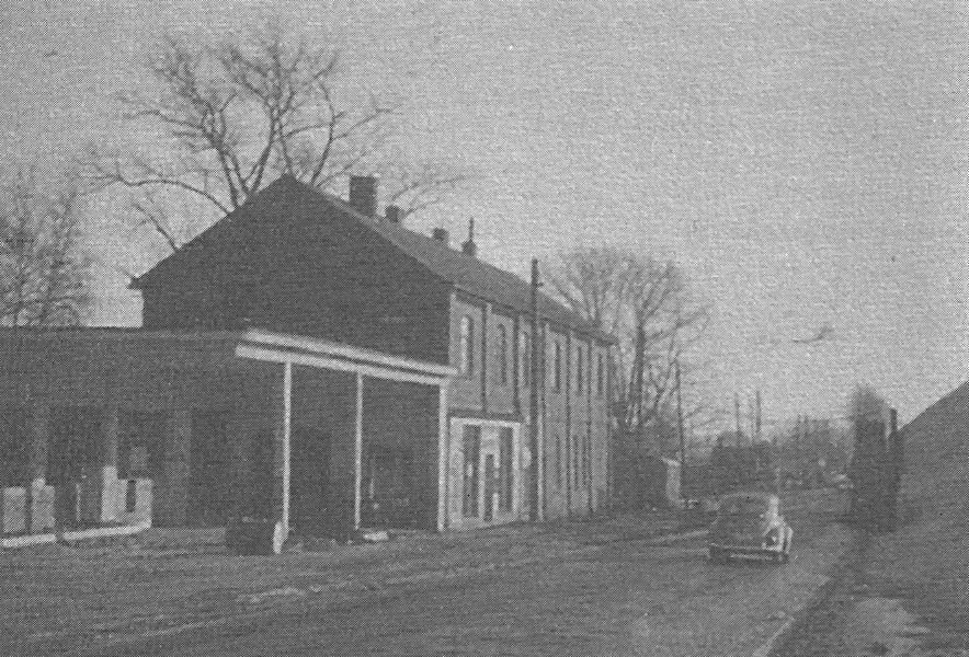 Bremer Heerstrasse 43 Fahrradhaus Nordwest mit Tankstelle Das Ehepaar Albrecht haben das Haus 1920 ohne Grundstück vom Staat gekauft. Bis dahin hatte es als Tabaklager für den Zoll gedient. Max Albrecht führte ein Fahrradgeschäft mit Reparaturwerkstatt. Ab 1930 wurde eine Tankstelle eingerichtet, erst Shell, dann Aral. Der Raum war aber in späteren Jahren zu beengt, die neue Überführung wurde gebaut, es war das AUS für diese Tankstelle.