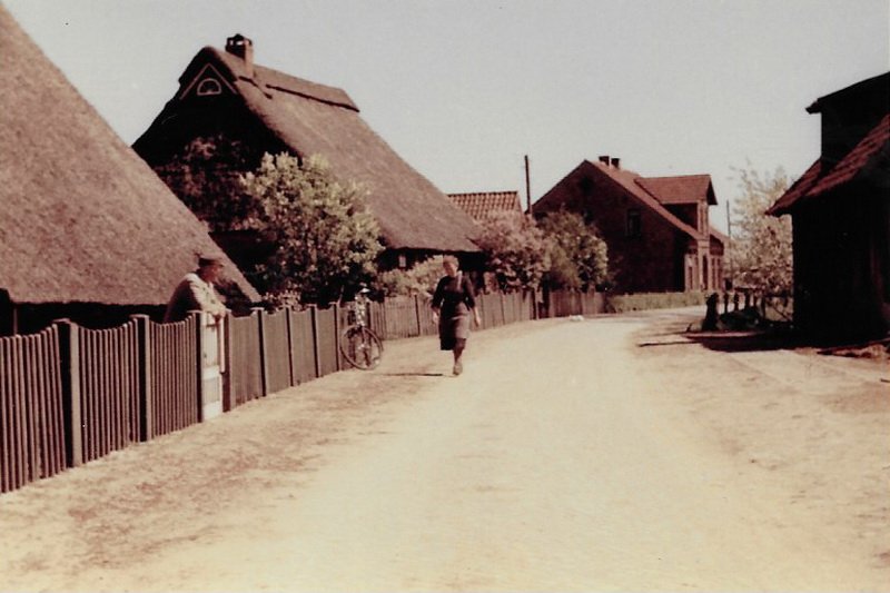 Hinnerk (am Zaun) und Ina Huchting (auf dem Weg) / © Foto: Bernhard Meier