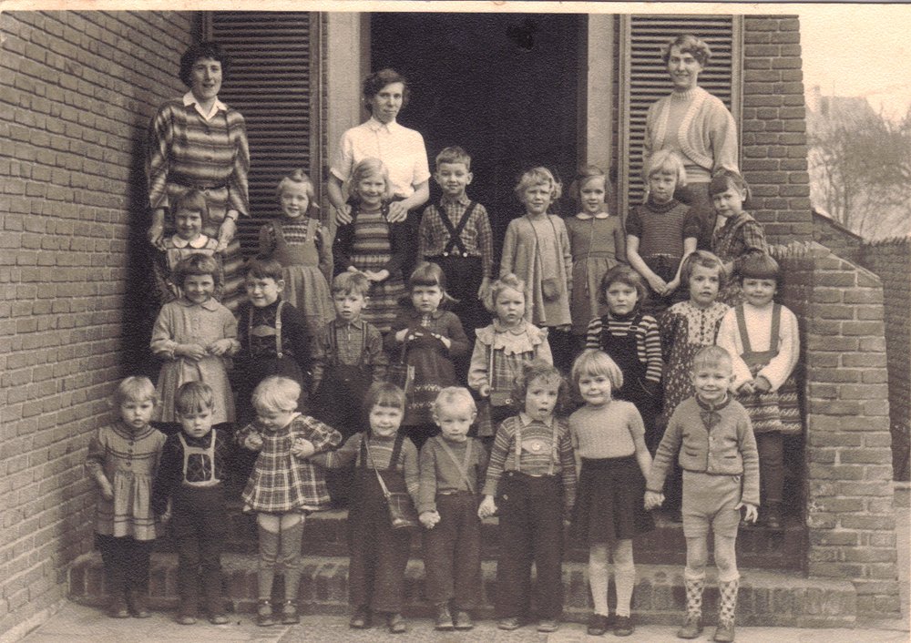 Für Ihre Galerie sende ich Ihnen obiges Foto aus dem Jahre 1956 aus dem Kindergarten an der Grambker Kirche. Auf dem Foto bin ich mit meinen beiden Cousinen zu sehen vordere Reihe ganz links Susanne Busch geb. Jüttner, mittlere Reihe vierte von rechts bin ich Sybille Hopp geb. Jüttner, letzte Reihe ganz rechts Karla Vogt geb. Reich. Tante Christa rechts und Tante Hilly in der Mitte waren unsere Betreuerinnen. Mit freundlichen Grüßen Sybille Hopp