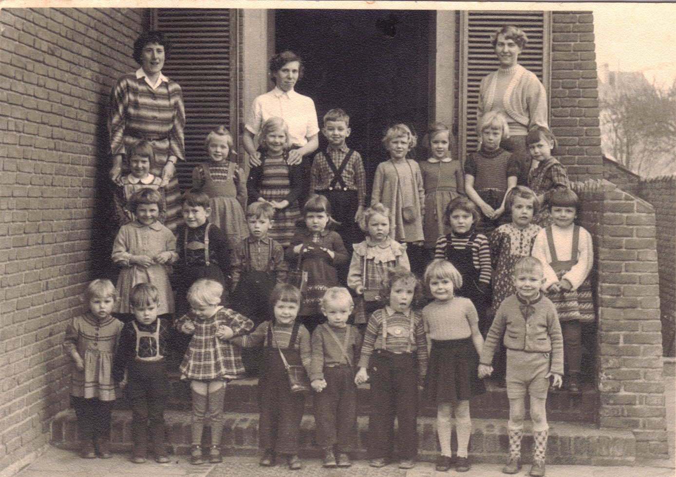 Für Ihre Galerie sende ich Ihnen obiges Foto aus dem Jahre 1956 aus dem Kindergarten an der Grambker Kirche. Auf dem Foto bin ich mit meinen beiden Cousinen zu sehen vordere Reihe ganz links Susanne Busch geb. Jüttner, mittlere Reihe vierte von rechts bin ich Sybille Hopp geb. Jüttner, letzte Reihe ganz rechts Karla Vogt geb. Reich. Tante Christa rechts und Tante Hilly in der Mitte waren unsere Betreuerinnen. Mit freundlichen Grüßen Sybille Hopp