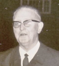 Diedrich Michaelis an der alten (wurde 1974 erneuert) Grambker Kirchenorgel / und vor der Grambker Kirche