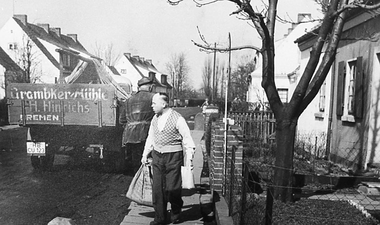LKW Grambker Mühle H. Hinrichs Bremen HB-CU 123 am Randweg / 1957