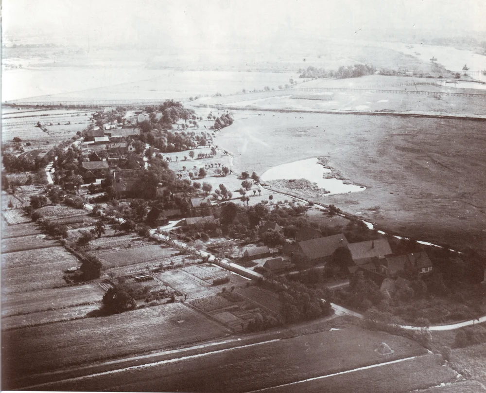 Luftaufnahme, vorne rechts Hof Jachens