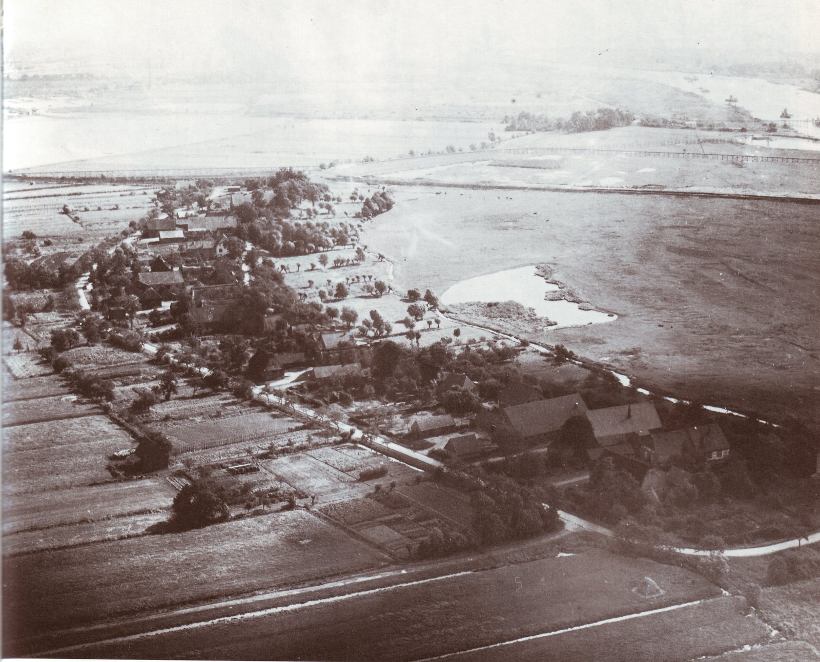 Luftaufnahme, vorne rechts Hof Jachens