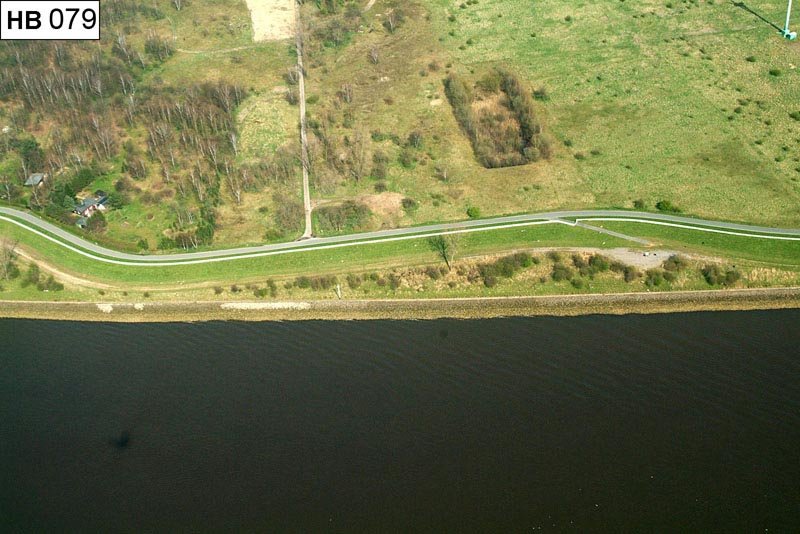 Luftbild: Ufer zwischen Mittels- und Niederbüren. Die Niederbürener Landstraße verläuft direkt hinter der Hauptdeichlinie.