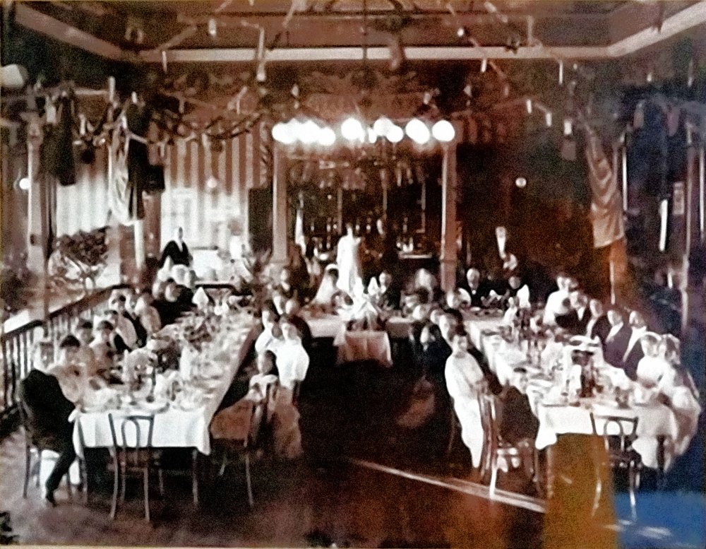 Hochzeitsgesellschaft im Saal der "Sachsenburg" um 1904 - © Foto: Hans-Martin Schlöndorf.