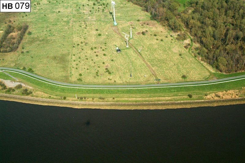 Luftbild: Ufer zwischen Mittels- und Niederbüren. Die Niederbürener Landstraße verläuft direkt hinter der Hauptdeichlinie