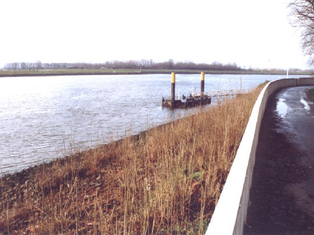 Fahrgastanleger an der Moorlosenkirche. Oberhalb des Schüttsteindeckwerkes ist die Hochwasserschutzmauer entlang der Niederbürener Landstraße zu sehen.