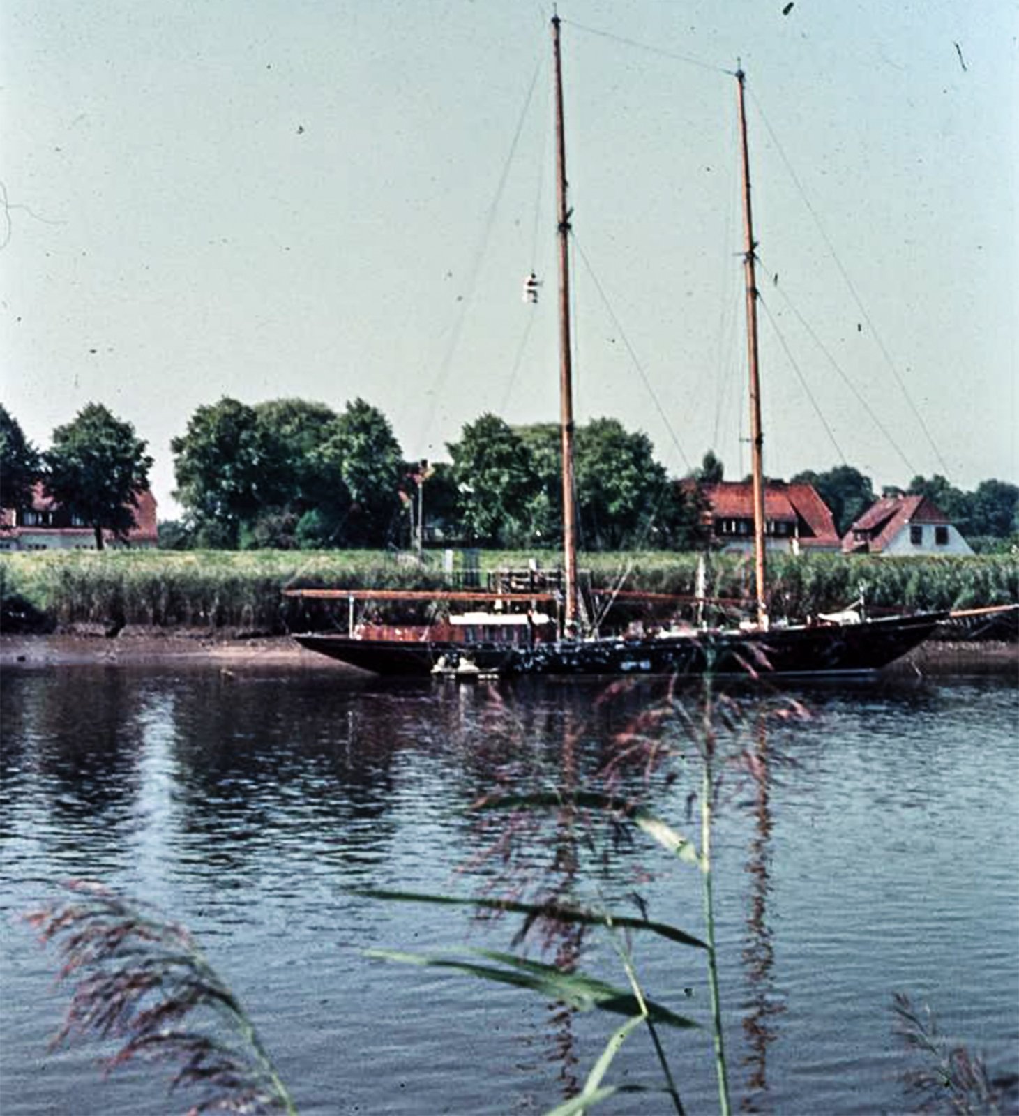 Die Aschanti IV (1954) von Burmester an der Lesum. / © Foto: Bernhard Meier