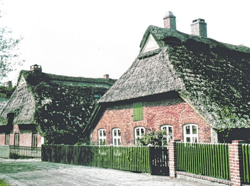 Häuser in Mittelsbüren vor der Versteigerung Mitte der 1950er-Jahre. Das Foto entstand 1956, drei Jahre später, 1959, wurden sie wegen des Baus des Kraftwerks abgerissen. Links ist das Elternhaus von Bernhard Meier zu sehen, in dem er auch geboren wurde. Auch er denkt mit Wehmut an die schöne Zeit seiner Kindheit in Mittelsbüren zurück. (Weser-Kurier 17.12.2016)