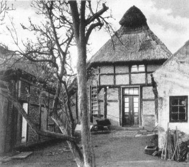 Das Brinksitzerhaus Mittelsbüren 16 von der Hofseite gesehen.