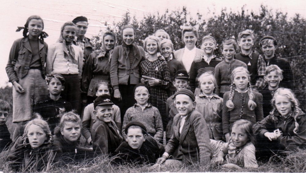 Der Bürener Lehrer Herbert Ehrhard und seine Ehefrau. Die Schüler sind Kinder aus Osterort, Mittelsbüren und Niederbüren. (keine Jahresangaben zum Foto bekannt) / © Foto: Bernhard Meier