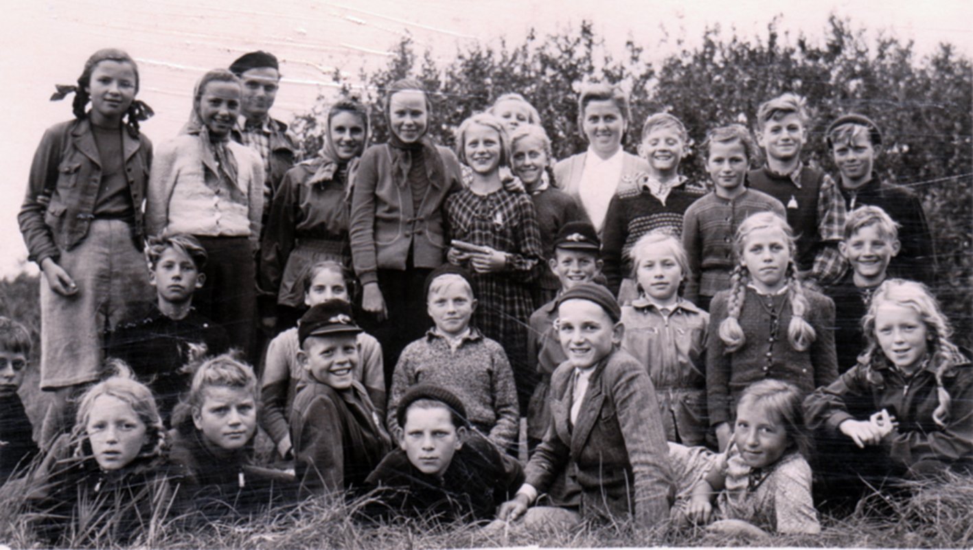 Der Bürener Lehrer Herbert Ehrhard und seine Ehefrau. Die Schüler sind Kinder aus Osterort, Mittelsbüren und Niederbüren. (keine Jahresangaben zum Foto bekannt) / © Foto: Bernhard Meier