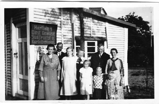 Familienfoto vor dem "alten" Gemüseladen / © Foto: Werner Brüggemann