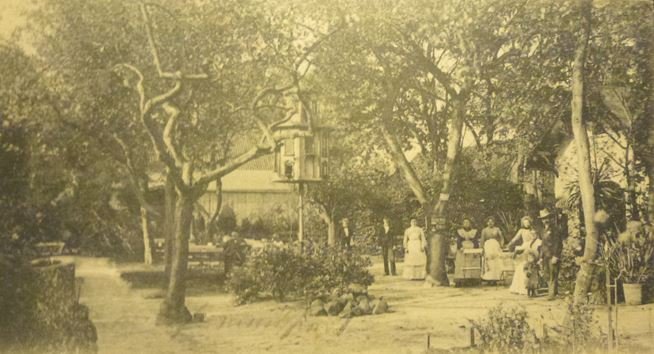 Teilansicht von Gärdes Garten (Gärdes Hotel, Burg)